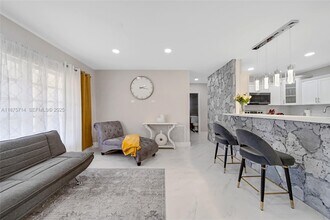 241 Oceanic Ave in Lauderdale-by-the-Sea, FL - Foto de edificio - Building Photo