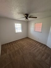 916 E Howard St in Ada, OK - Foto de edificio - Building Photo