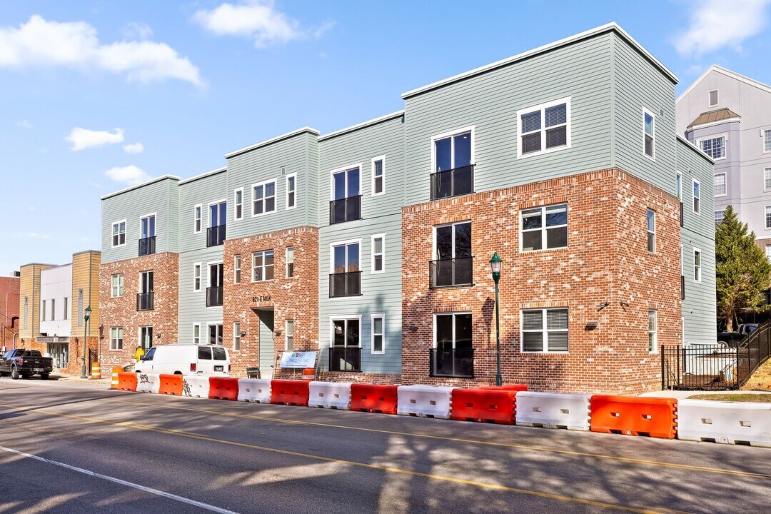 621 E M L King Blvd in Chattanooga, TN - Building Photo