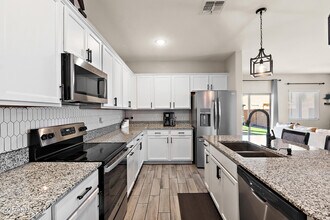 242 Pacific Dr in Casa Grande, AZ - Building Photo - Building Photo