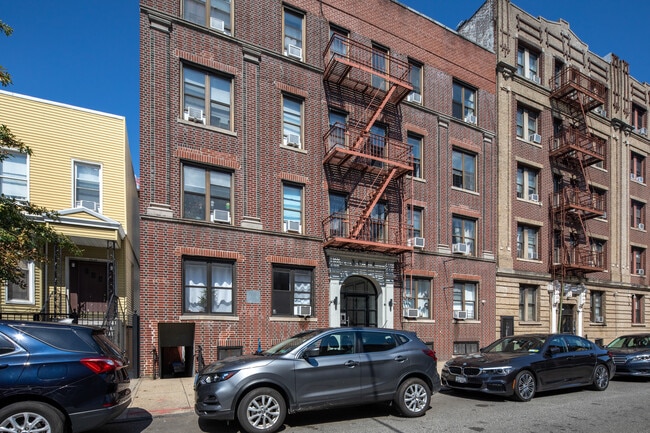 3044 32nd St in Astoria, NY - Foto de edificio - Building Photo