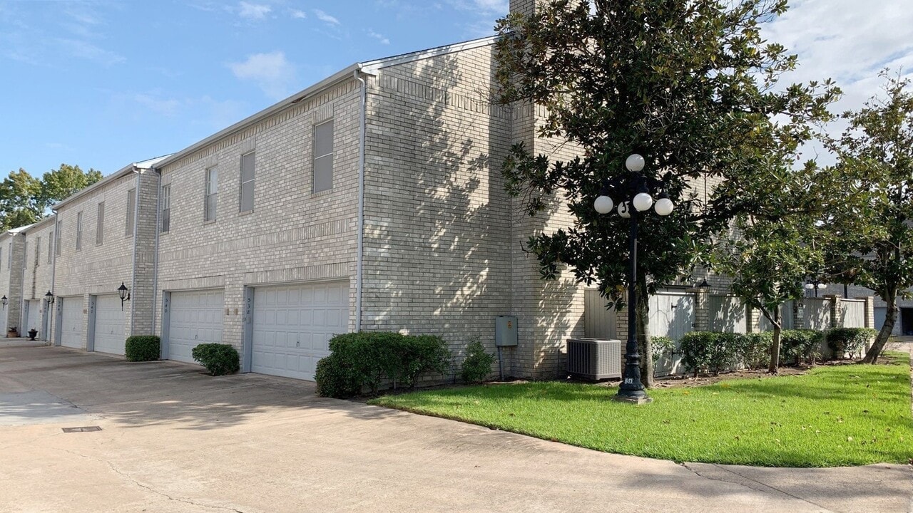 538 Wilcrest Dr in Houston, TX - Building Photo