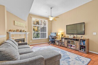 100-150 N River Cir in Oceanside, CA - Building Photo - Building Photo