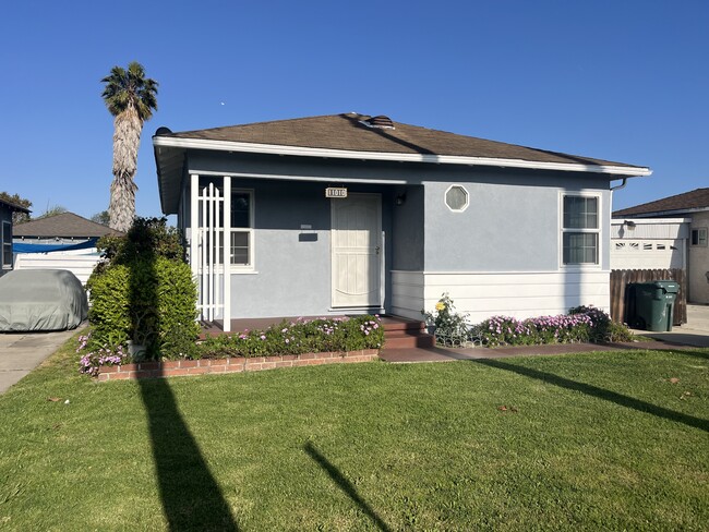 11010 Condon Ave in Inglewood, CA - Foto de edificio - Building Photo