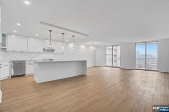 1055 River  809 in Edgewater, NJ - Building Photo - Building Photo