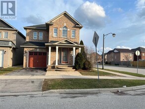 5882 Blue Spruce Ave in Burlington, ON - Building Photo - Building Photo