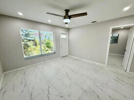 1652 NE 33rd St, Unit B in Oakland Park, FL - Building Photo