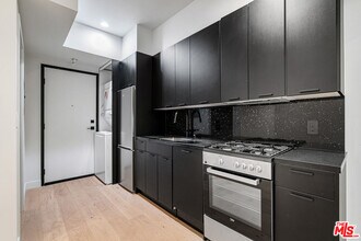 12320 Montana Ave in Los Angeles, CA - Foto de edificio - Building Photo