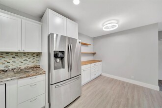 1 Jacaranda Dr in Plantation, FL - Building Photo - Building Photo