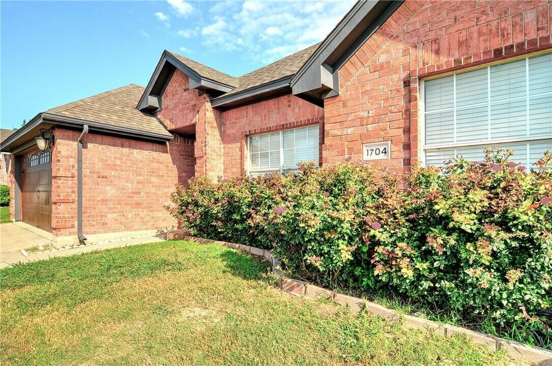1704 Northbrook Ln in Sherman, TX - Building Photo