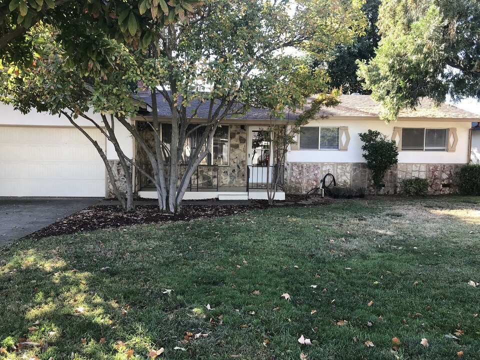 1059 La Mesa Dr in Chico, CA - Building Photo
