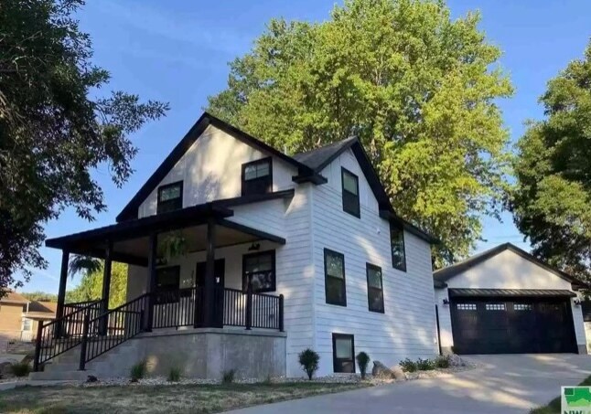 235 5th Ave SE in Le Mars, IA - Building Photo