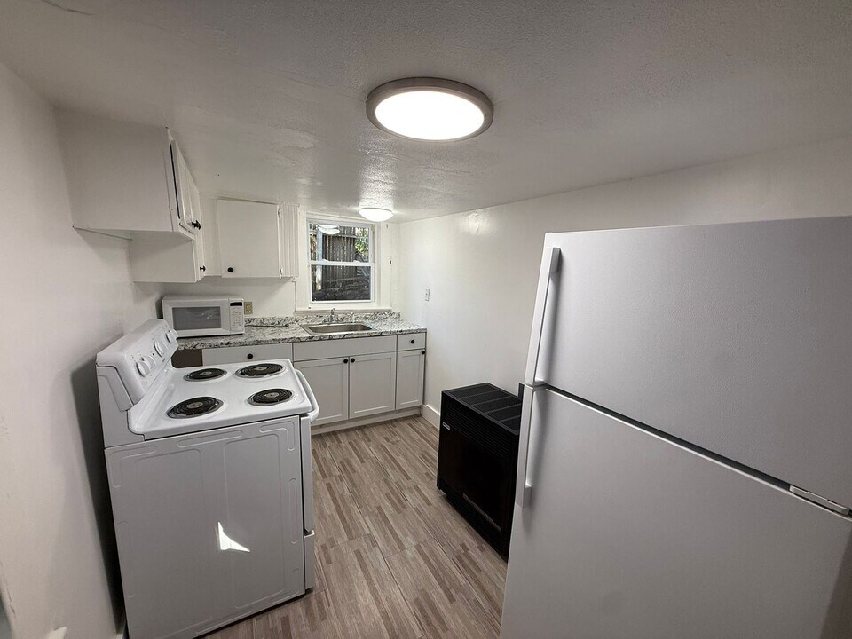 165 Pleasant St in Southbridge, MA - Building Photo