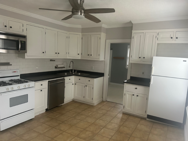 14 Bicycle St-Unit -2nd Floor in Plainville, CT - Building Photo - Building Photo