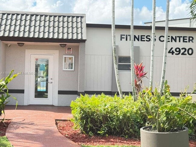 5201 Geneva Ct in Doral, FL - Building Photo - Building Photo