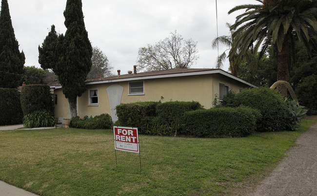 2005 Anaheim Ave in Costa Mesa, CA - Foto de edificio - Building Photo