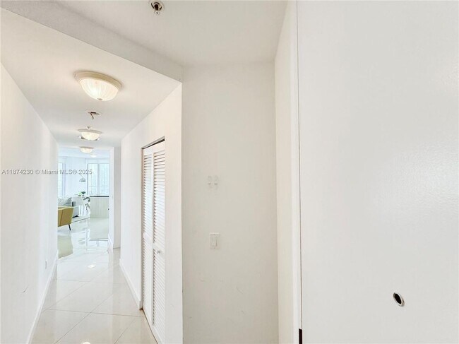 1111 SW 1st Ave in Miami, FL - Building Photo - Building Photo