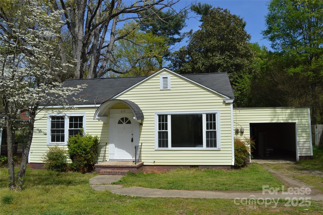 619 Salisbury Rd in Statesville, NC - Building Photo