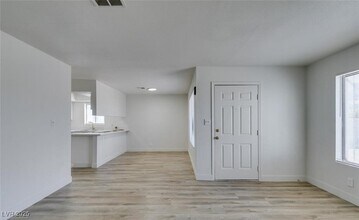 6932 Kilgore Dr, Unit B in Las Vegas, NV - Building Photo - Building Photo