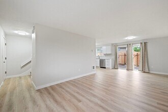 767 N Cloverleaf Loop in Springfield, OR - Foto de edificio - Building Photo