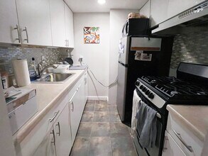 37 Gray St, Unit 1 in Boston, MA - Foto de edificio - Building Photo