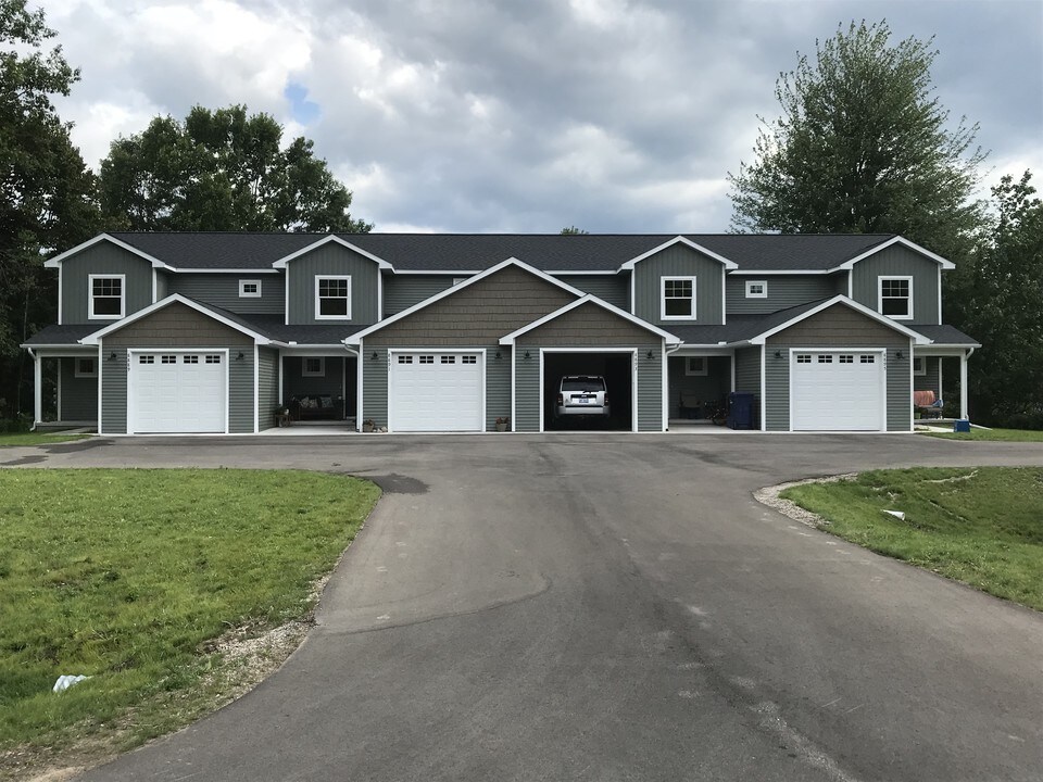 8889 Manhattan N in Traverse City, MI - Building Photo