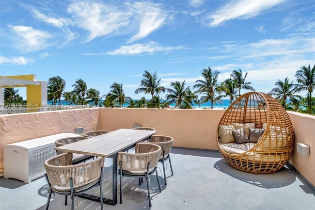 834 Ocean Dr in Miami Beach, FL - Building Photo - Building Photo