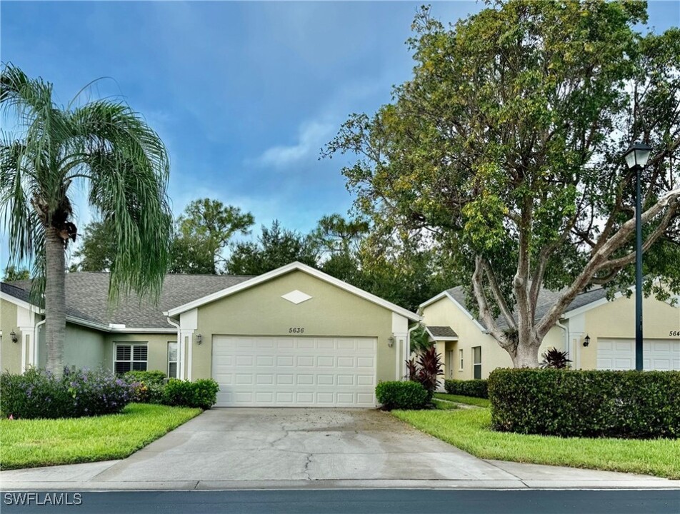 5636 Greenwood Cir in Naples, FL - Foto de edificio