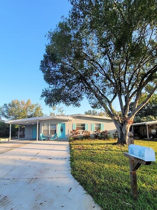 513 Firefly Ln in Apollo Beach, FL - Building Photo