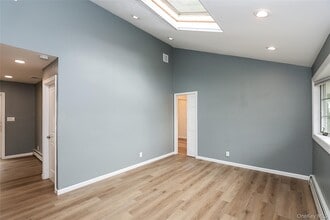 10 Park Dr in Old Bethpage, NY - Building Photo - Building Photo