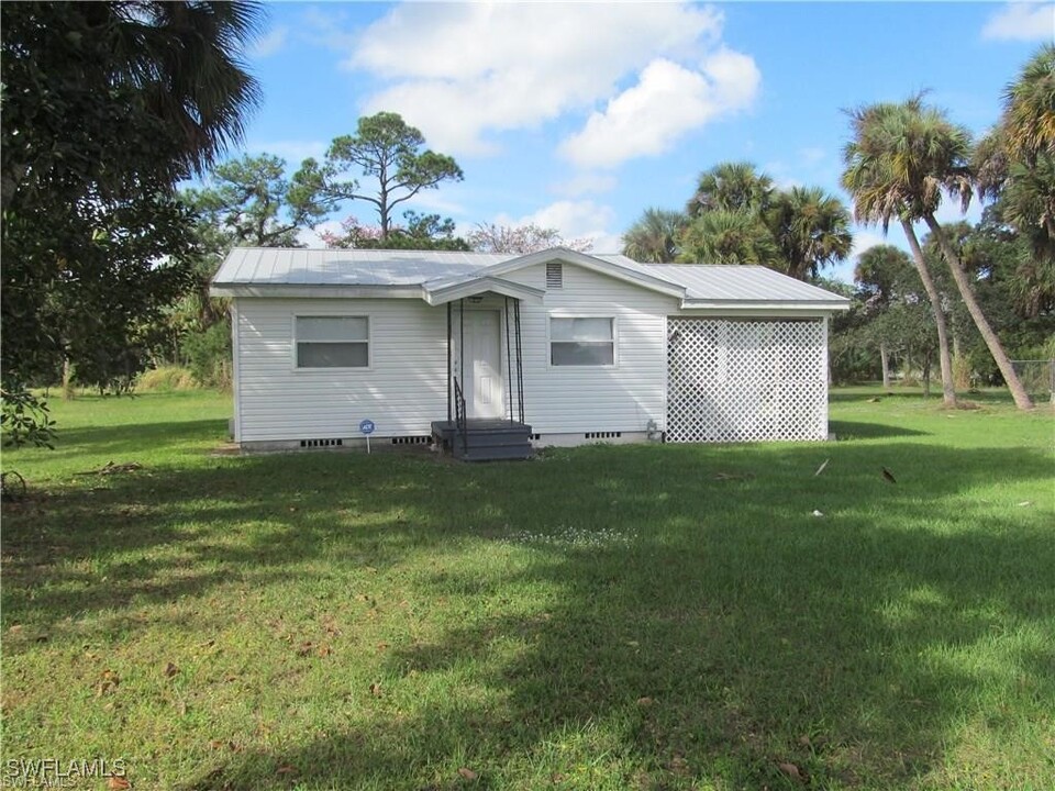 2891 Joel Blvd in Alva, FL - Building Photo