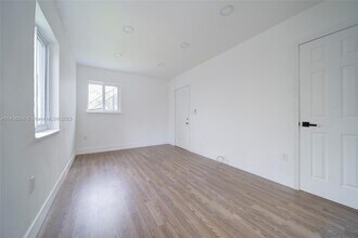 1745 NW 1st Pl-Unit -6 in Miami, FL - Building Photo - Building Photo