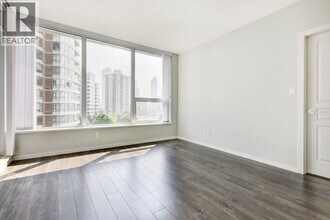 5883 Barker Ave in Burnaby, BC - Building Photo - Building Photo