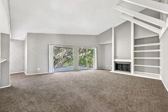 Towne Center Apartments in Dallas, TX - Foto de edificio - Building Photo