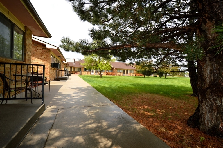 Golden Oaks Apartments in Bennett, CO - Foto de edificio