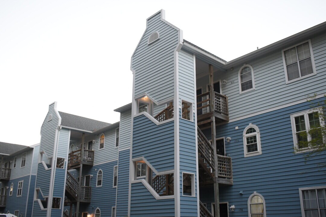 4210 Wilshire Blvd, Unit 305-B in Wilmington, NC - Building Photo