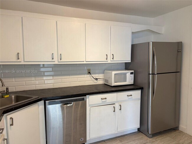 2750 NE 183rd St in Aventura, FL - Building Photo - Building Photo