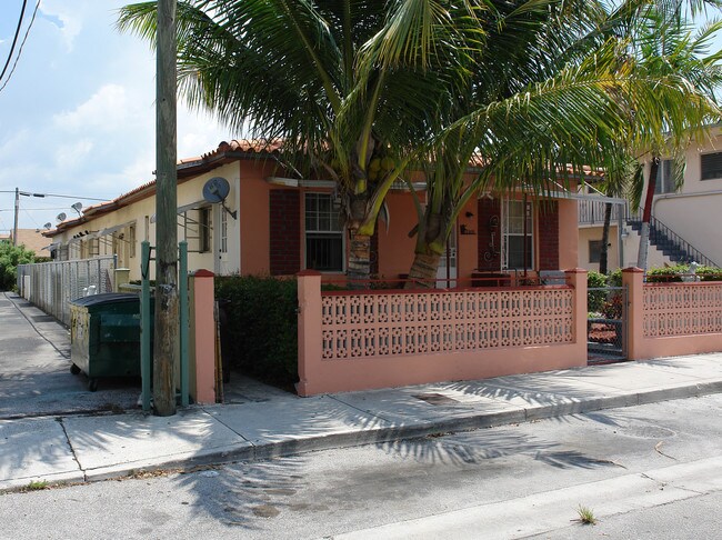 1035 SW 3rd St in Miami, FL - Building Photo - Building Photo