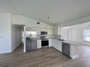 7399 SE Flamingo Way in Hobe Sound, FL - Building Photo - Building Photo