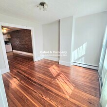 2 Mead St, Unit 3A in Boston, MA - Building Photo - Building Photo
