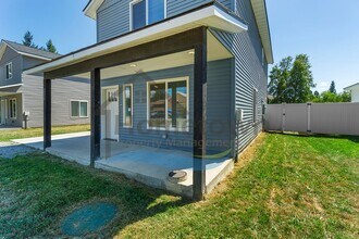 223 4th St in Ponderay, ID - Building Photo - Building Photo