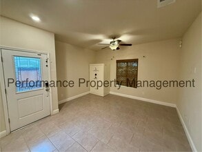 3815 Lynwood Way in Shafter, CA - Building Photo - Building Photo