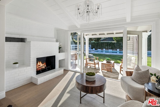 property at 725 S Mariposa St