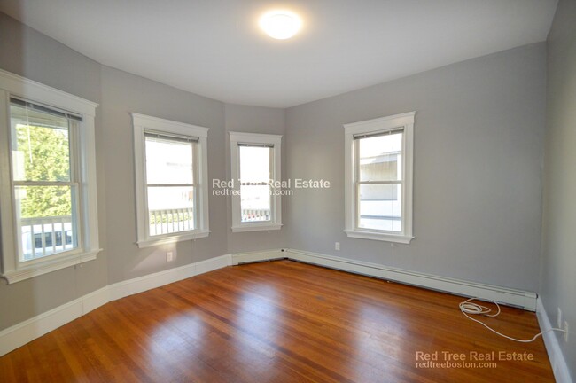 65 Mapleton St, Unit 1 in Boston, MA - Foto de edificio - Building Photo