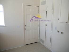 381 Las Palmas Ave in Sacramento, CA - Building Photo - Building Photo