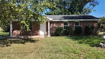 108 Gatewood Dr in Albany, GA - Building Photo