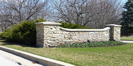 Overlook Lakes Apartments in Greendale, WI - Foto de edificio - Building Photo