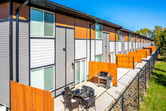 Townhomes at Tanglefoot Crossing in Bettendorf, IA - Building Photo - Building Photo