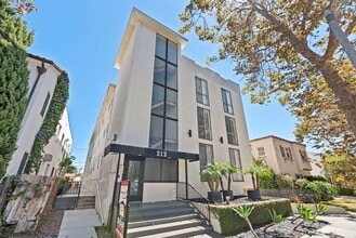212 S Arnaz Dr in Beverly Hills, CA - Building Photo - Building Photo