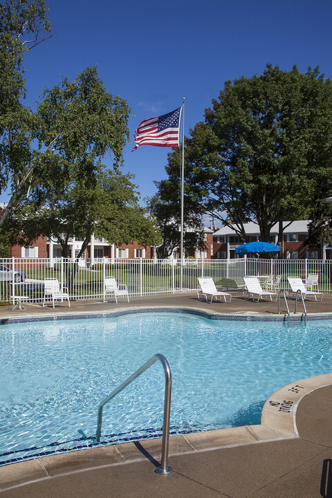 Holiday Center Apartments in Clinton Township, MI - Building Photo